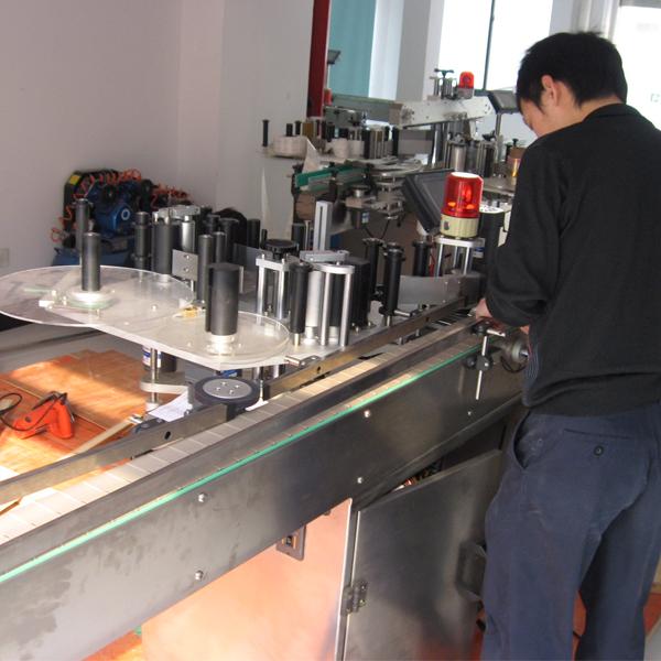 Peiriant labelu awtomatig Siemens PLC gyda gwahanydd potel ar gyfer poteli dŵr