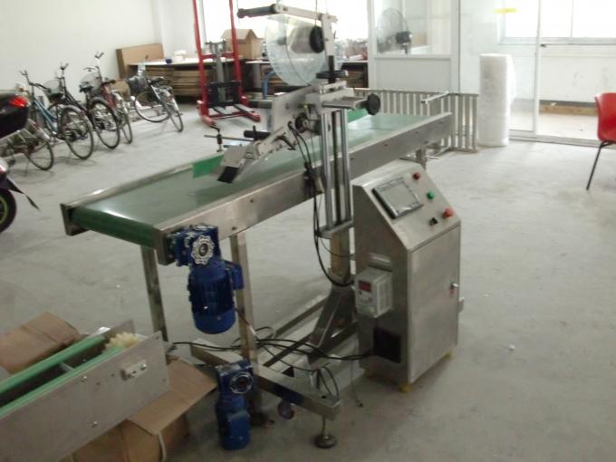 Ymgeisydd Label Arwyneb Fflat Sticer Hunanlynol Gorau Tabl Gyda Gwrthrychau Bwydo Peiriant Paging