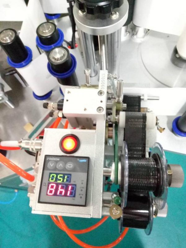 Label Peiriant Labelu Sticer Ochr Doubel Awtomatig Gyda Dyfais Paging a Pheiriant Codio