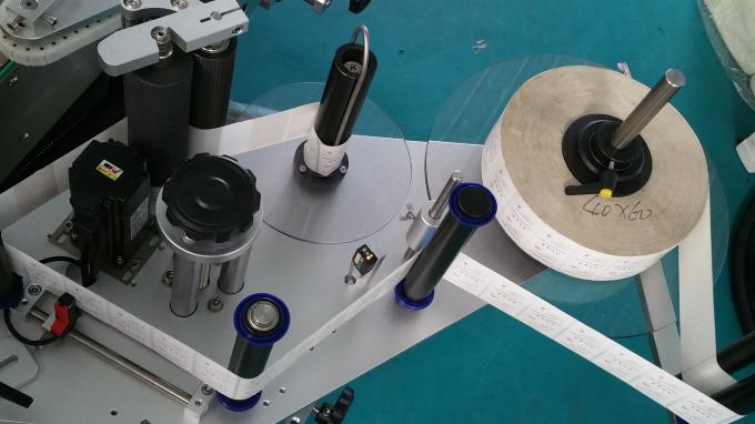 Peiriant Ymgeisydd Sticer Botel Sgwâr Jar 25kg, Peiriant Labelu Gyda Botel Bwydo Cyflymder Sefydlog